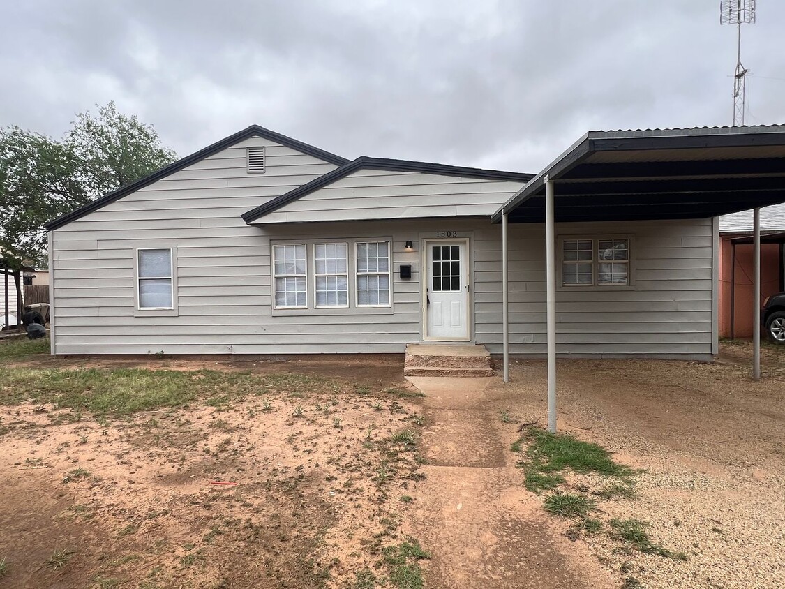 Primary Photo - 4-bedroom, 1.5-bathroom rent house located...