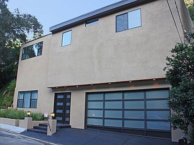 Building Photo - Live in the 90210! Stunning Modern Newly Renovated 2 Bedroom plus bonus room home in Beverly Hills!