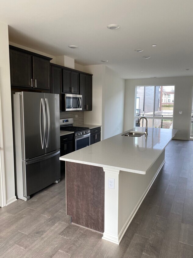 Primary Photo - 1300 Catalina Ct