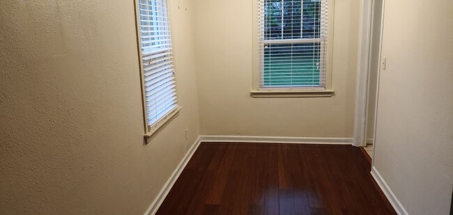 Building Photo - Cute 2 bedroom 1 bath single home