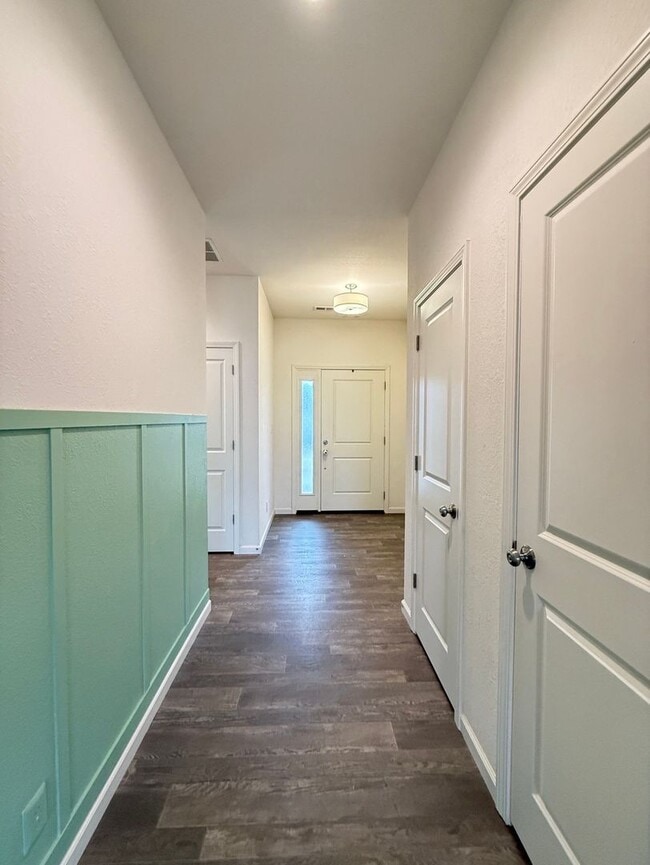 Building Photo - South Side...Newer 3 Bedroom 2 Bath House