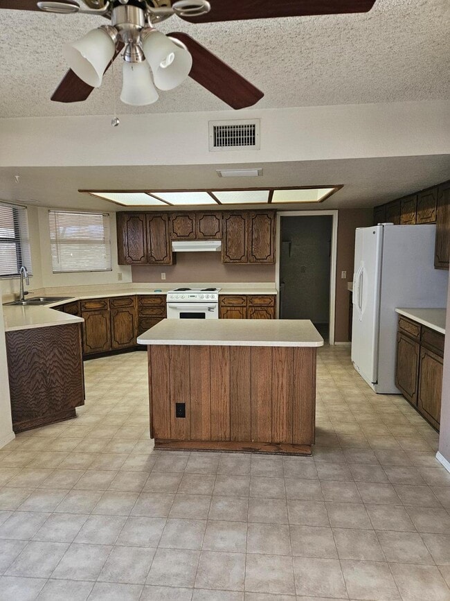 Foto del edificio - 1458 N Acacia Rd