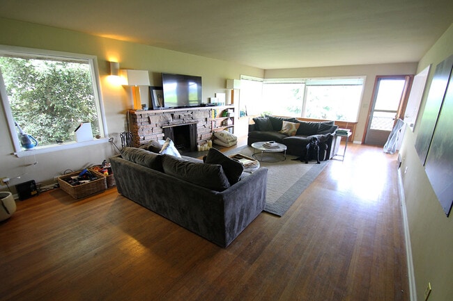 Foto del edificio - CHARMING 3 BED, 2 BATH 1850 SF SEATTLE HOME W EASY COMMUTE!