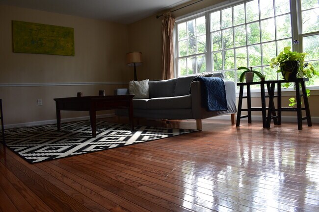 Foto del edificio - 8180 Fernlake Ct