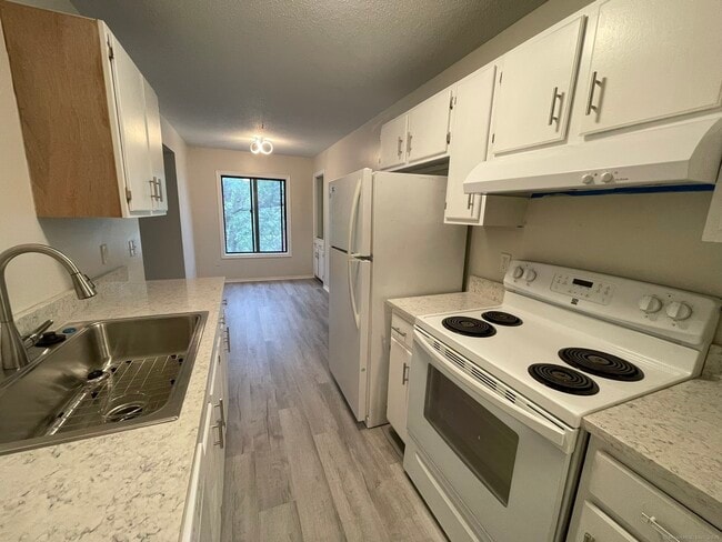 Building Photo - 25 Woodsedge Dr