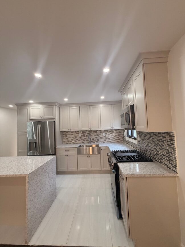 kitchen - 15520 Killarney St