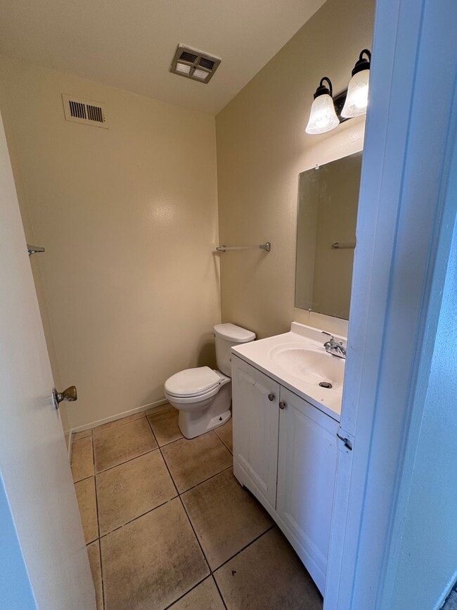 Building Photo - 2 Bedroom 1.5 Bath Attached unit available