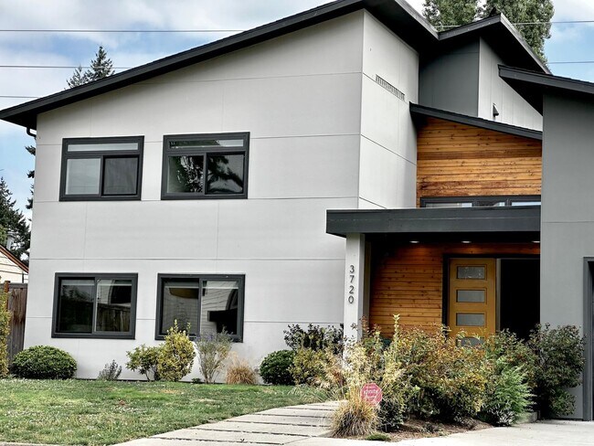 Foto del edificio - 6 BR / 4 BA – 4,100 SQ FT with Patio, Full Outdoor Grill, and Hot Tub