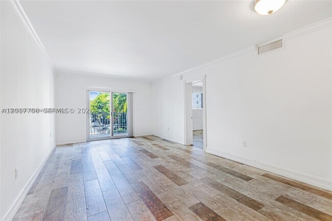 Building Photo - 1674 Bay Dr E