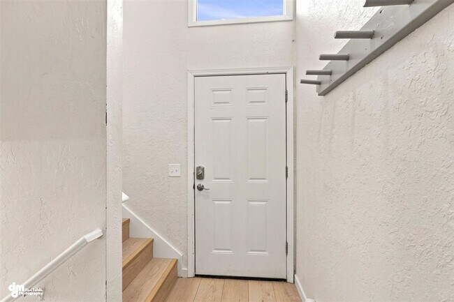 Foto del edificio - The Single-Family Alternative: 4BD/2BA Triplex Unit with Modern Comforts