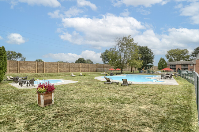 Swimming Pool Area - Delbrook Manor Apartments