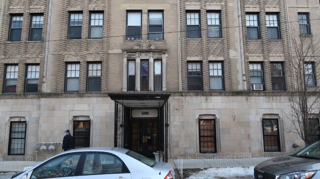 Foto del edificio - 1209 W Sherwin Ave