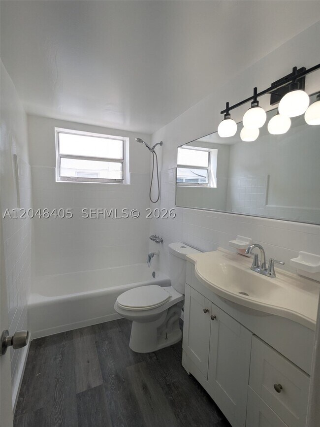 Foto del edificio - 7815 Crespi Blvd