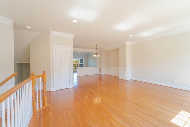 Building Photo - Gorgeous 3 Level Townhome