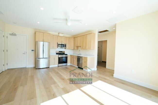 Building Photo - 10 E Crescent Dr