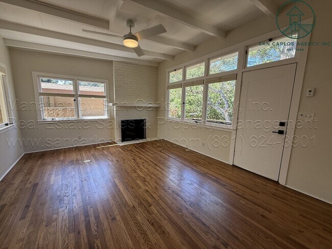 Foto del edificio - Adorable Two Bedroom Single Family Cottage...