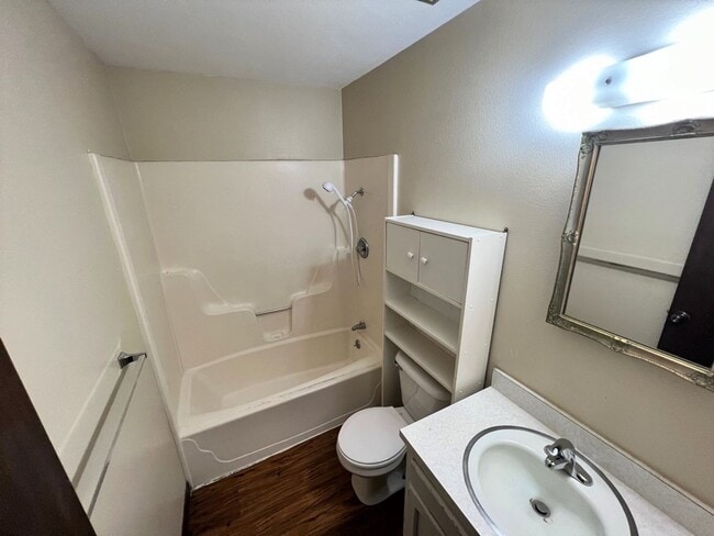 Building Photo - Great Location! Leasing for 26/27 school year!