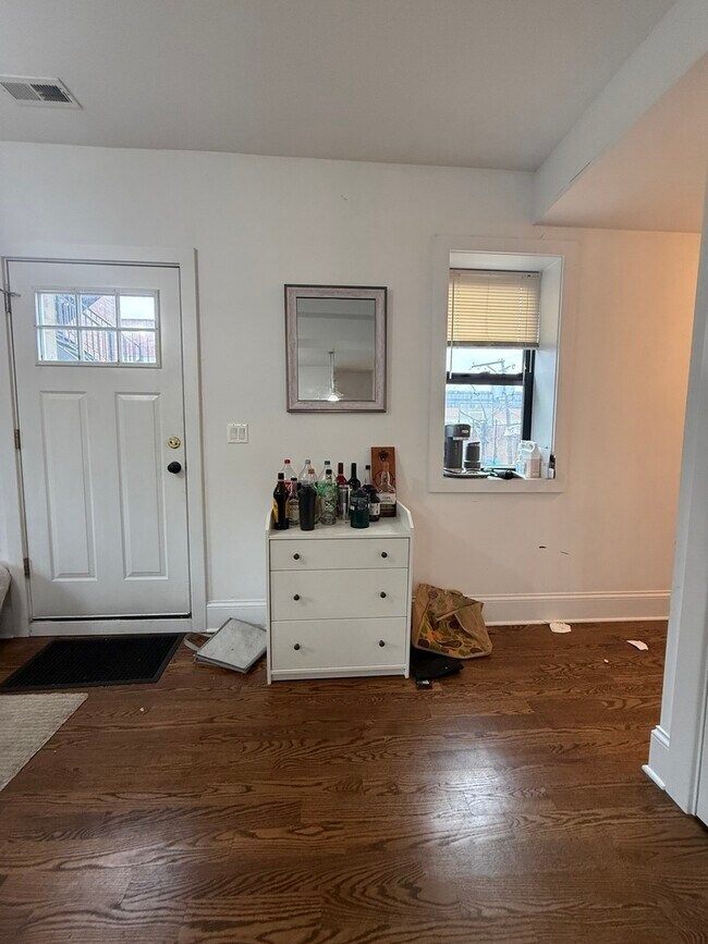Foto del edificio - 3142 N Racine Ave