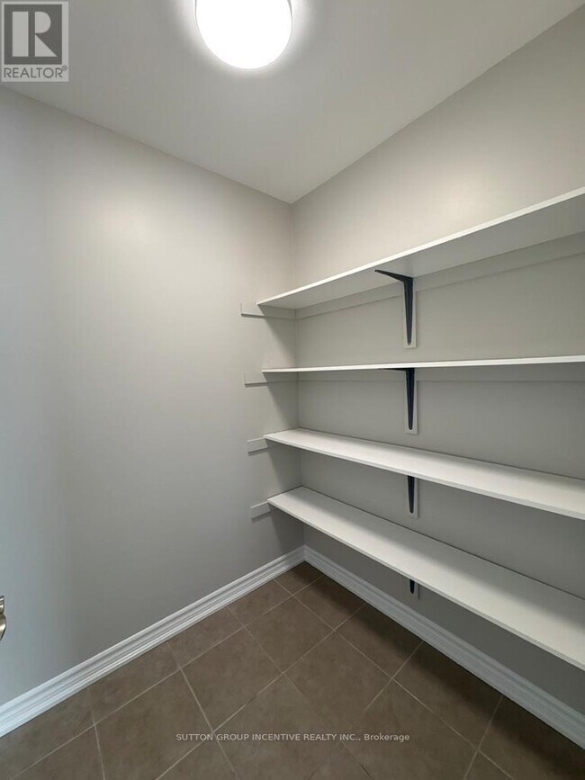 Photo du bâtiment - 1803 River Rd W