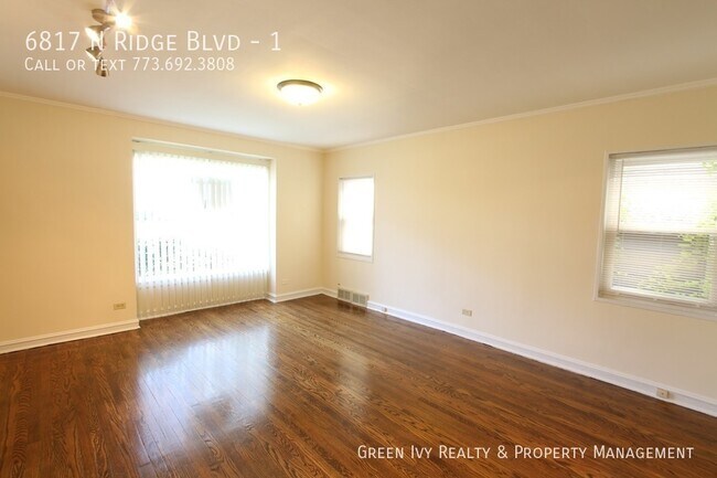 Foto del edificio - 6817 N Ridge Blvd