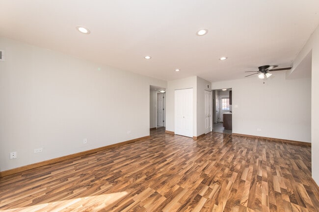 Building Photo - 9379 Bay Colony Dr