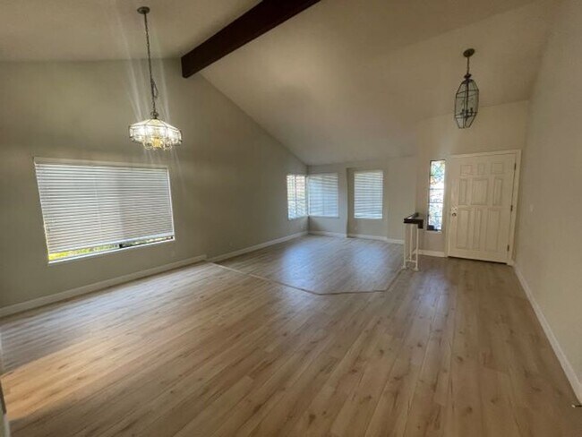 Foto del edificio - Updated 4 bedroom in desired neighborhood ...