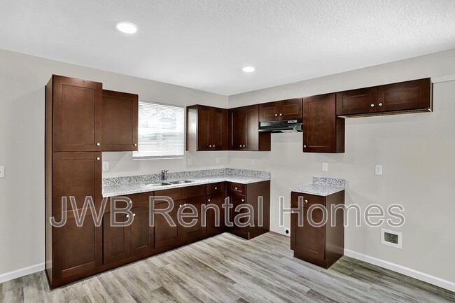 Building Photo - 863 Ionia St