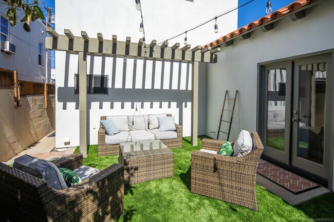 Building Photo - 912 H Ave