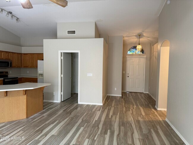 Foto del edificio - 1369 S Monterey St