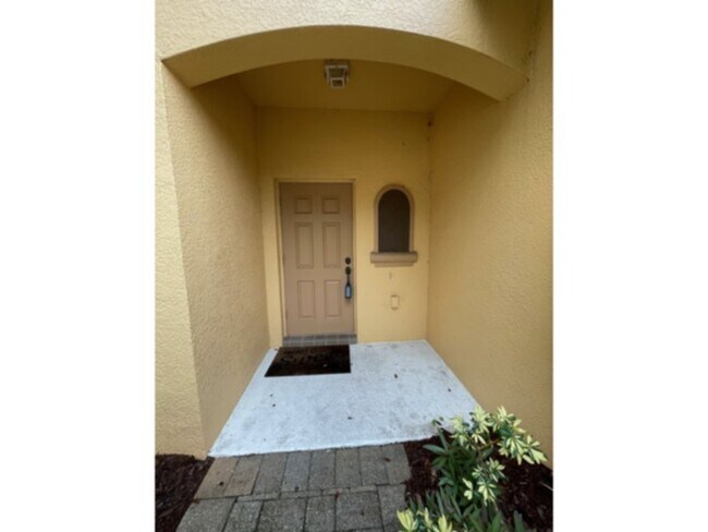 Foto del edificio - Spacious Gated Townhouse with Garage, Community Pool, and More!
