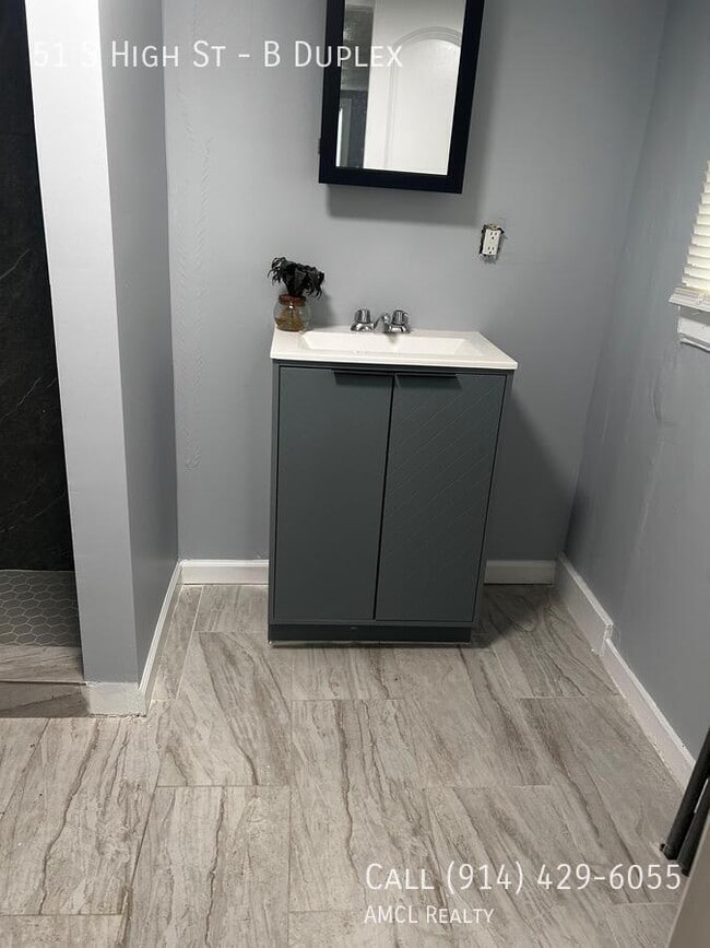 Building Photo - 51 S High St