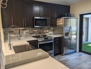 Building Photo - 400 E Club Cir