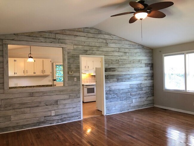 Building Photo - Travelers Rest !! 3 BR, 2 BA with Great Li...