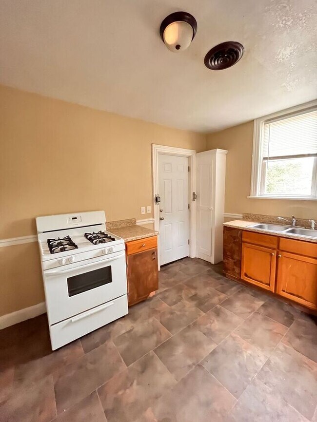 Foto del edificio - Cozy 2-Bedroom Apartment in a Prime Locati...