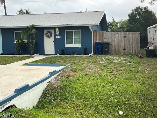 Foto del edificio - 19113-19115 Holly Rd