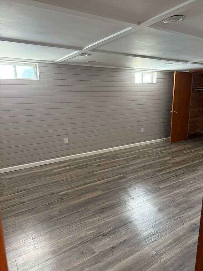 Habitación grande en el sótano terminado. - 1403 Ruby Ave