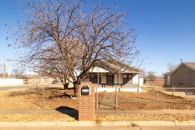 Foto del edificio - "Charming 2-Bedroom Retreat with Spacious 1411 sq. ft. Layout on Baylor Street, Lubbock!"