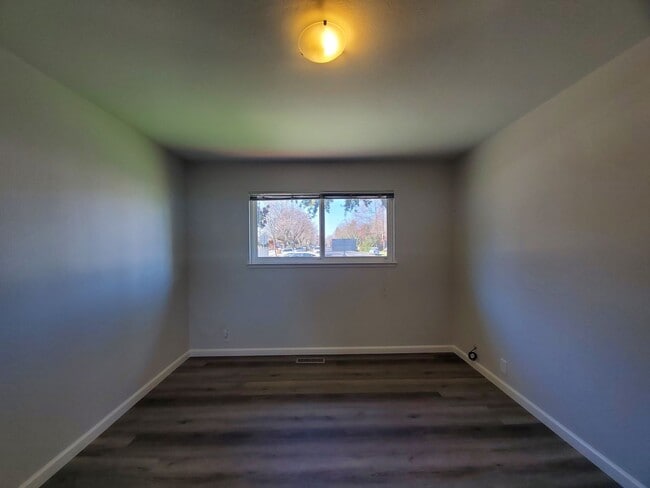Building Photo - Remodeled 2 bedrom duplex centrally locate...