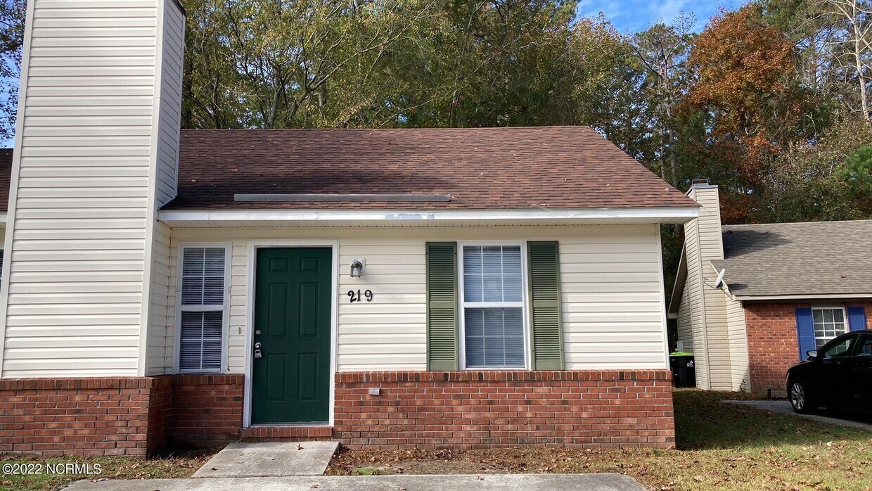 Primary Photo - 219 Deer Creek Dr