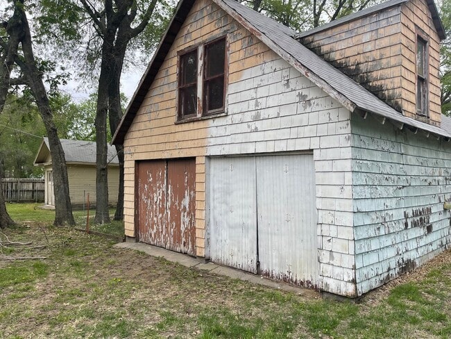 Building Photo - $795 - 2 bed 1 bath - Single Family Home
