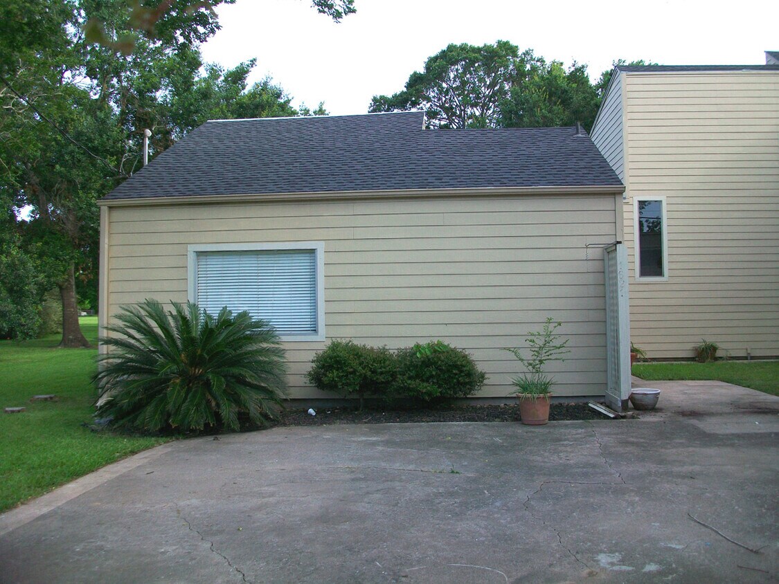 1621 W Adoue St Unit 1621, Alvin, TX 77511 Apartments in Alvin, TX