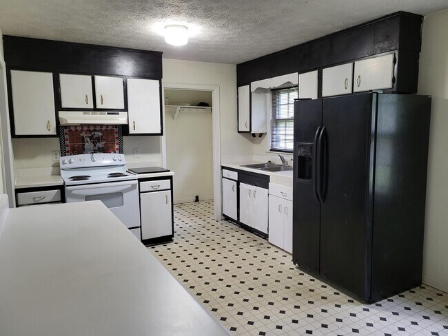 Building Photo - 6811 Radial Dr