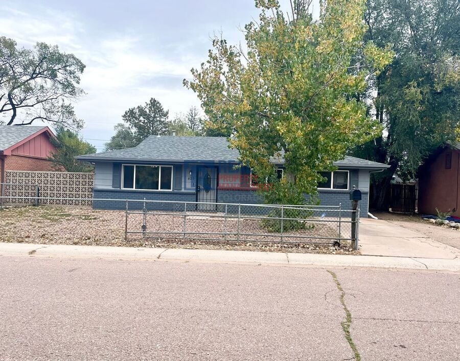 Foto principal - 425 Rosewood Dr