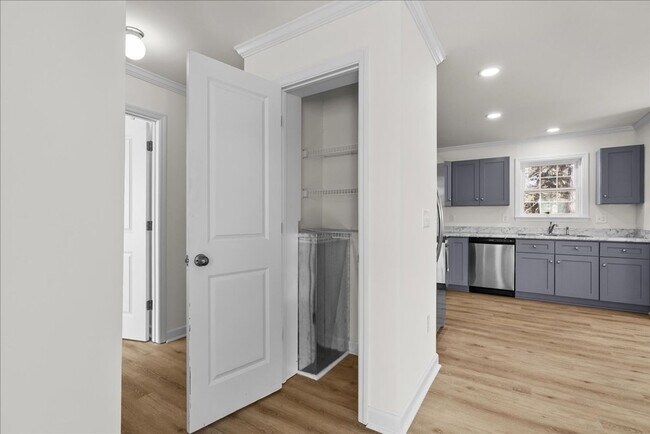 Foto del edificio - The Home You’ve Been Searching For! *Utilities & Furniture can be added with a rental premium.*