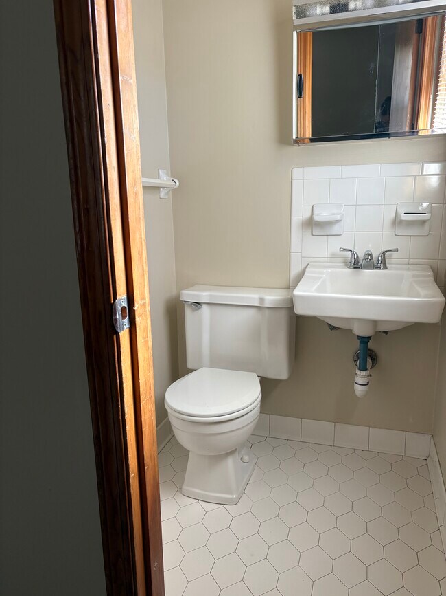 Building Photo - 942 Beecher St