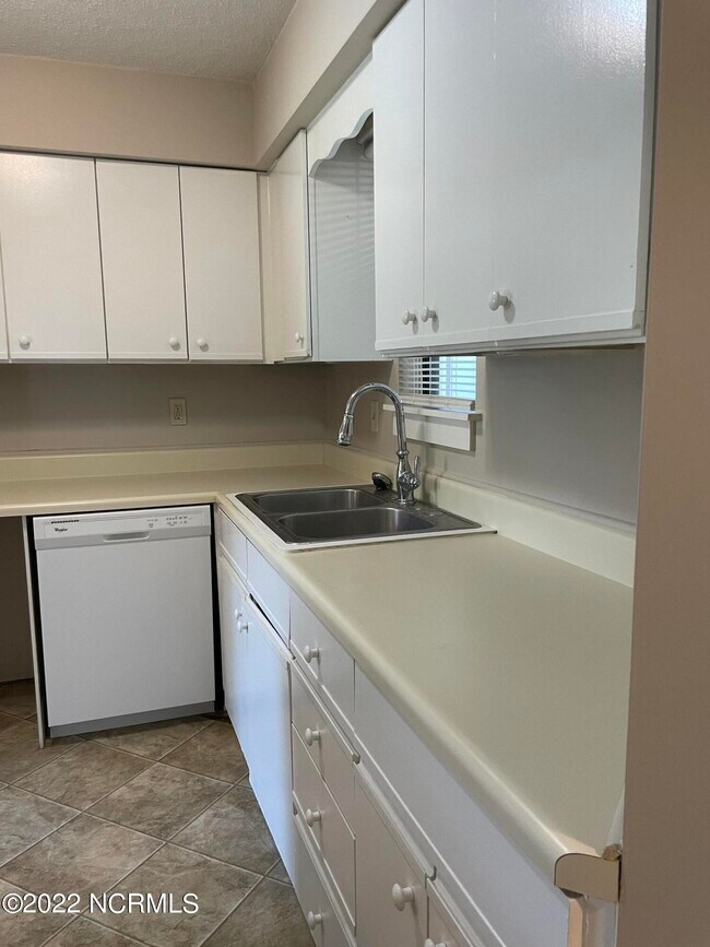 Building Photo - 724 Azalea Dr