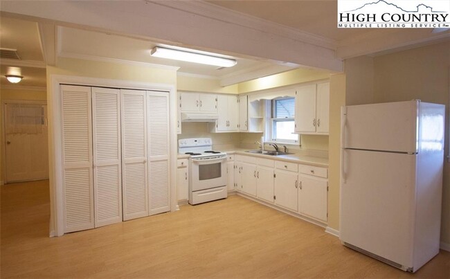 Building Photo - 412 BackStreet