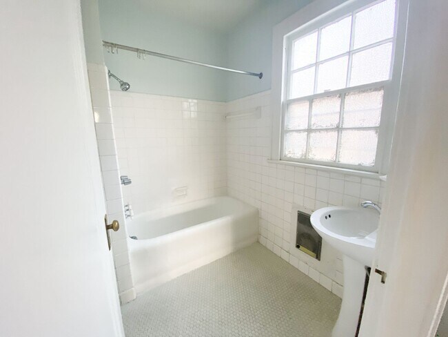 Foto del edificio - 1BD/1BA on Audubon Park, with Off street p...