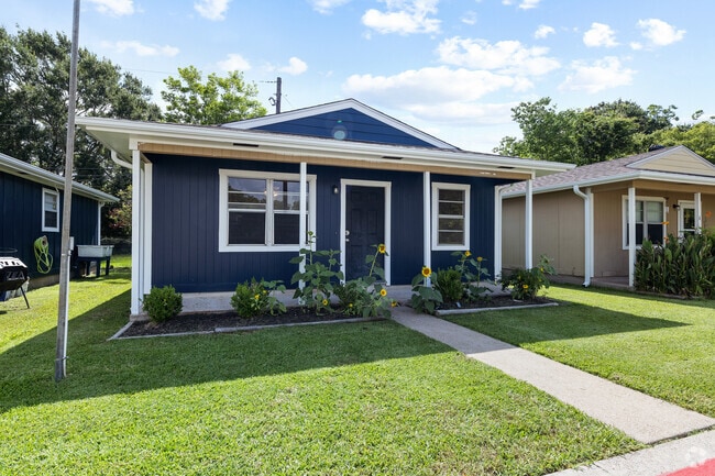 Building Photo - 717 Cedar Bayou Rd