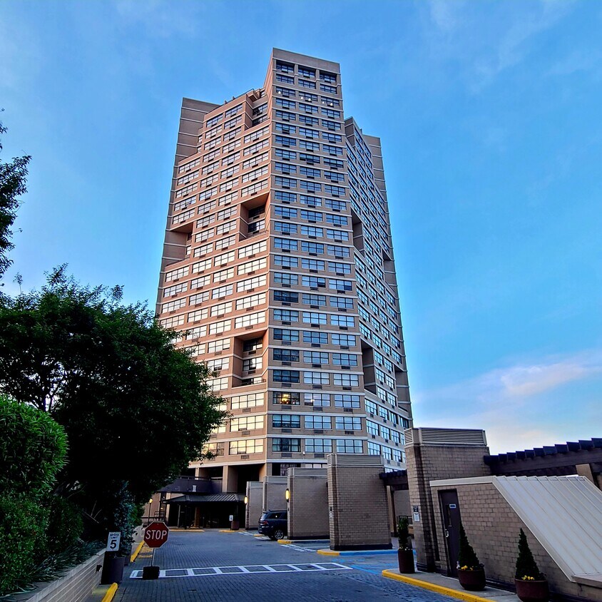 Foto principal - 7004 Kennedy Blvd E
